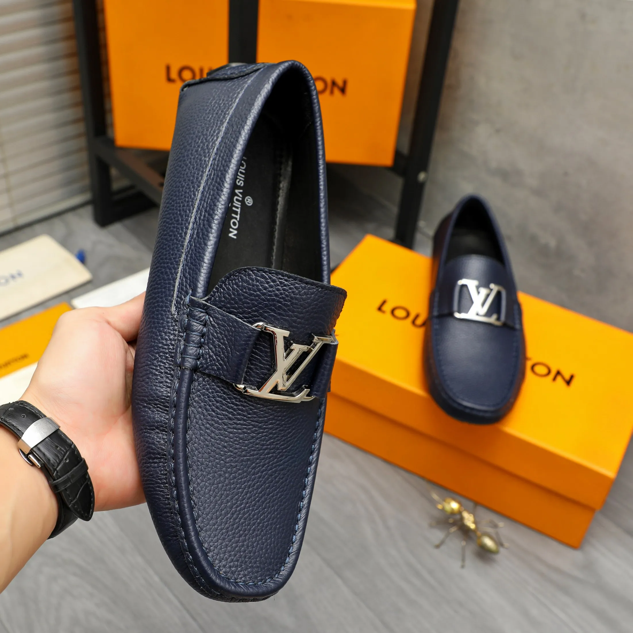 Men's shoes 💰420 Product trademark: LV "Louis Vuitton" casual slip-on shoes Regular size: 38-46 (45.46 custom-made, non-returnable) Product materials: Selected pebbled cowhide upper, sheepskin lining, original rubber outsole
